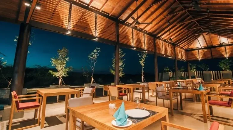 Ambiance chaleureuse du restaurant Ceylon Café